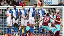 Pemain West Ham United, Dimitri Payet, mencetak gol melalui tendangan bebas ke gawang Blackburn Rovers dalam putaran kelima Piala FA di Stadion Ewood Park, Blackburn, (21/2/2016). (AFP/Lindsey Parnaby)