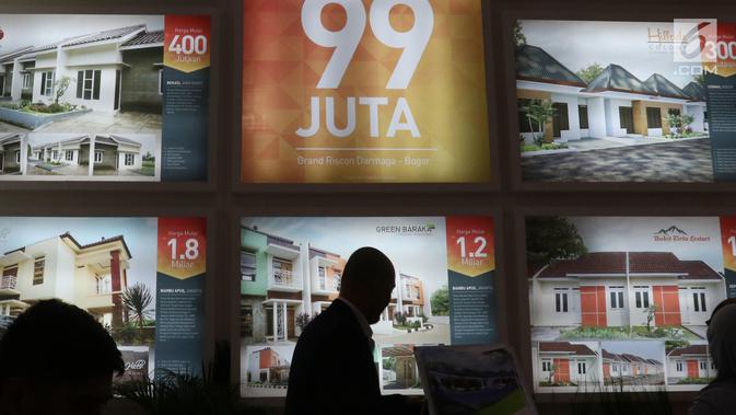 Seorang pria melintasi iklan penawaran rumah dalam Indonesia Property Expo (IPEX) 2019 di JCC, Sabtu (2/2). Ada 167 pengembang terlibat dalam IPEX ini yang terdiri dari 116 pengembang KPR non subsidi dan 51 pengembang subsidi. (Liputan6.com/Angga Yuniar)