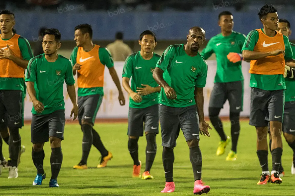 Para pemain Timnas Indonesia melakukan latihan jelang laga persahabatan melawan Malaysia di Stadion Mahanan, Solo, Jawa Tengah, Senin (5/9/2016). (Bola.com/vitalis Yogi Trisna)