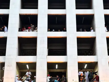Sejumlah umat muslim dari berbagai daerah sedang beristirahat usai menjalankan salat Subuh di Masjid Istiqlal, Jakarta, Jumat (4/10). Masjid Istiqlal rencananya menjadi salah satu titik kumpul pengunjuk rasa demo 4 November. (Liputan6.com/Johan Tallo)
