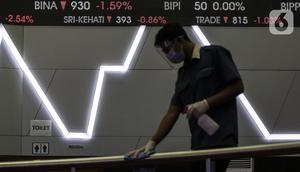 Petugas kebersihan bekerja di depan layar Indeks Harga Saham Gabungan (IHSG) di Bursa Efek Indonesia, Jakarta, Jumat (22/1/2021). Transaksi bursa agak surut dengan nyaris 11 miliar saham diperdagangkan sebanyak lebih dari 939.000 kali. (Liputan6.com/Johan Tallo)