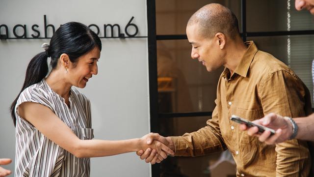 Ilustrasi menjabat tangan