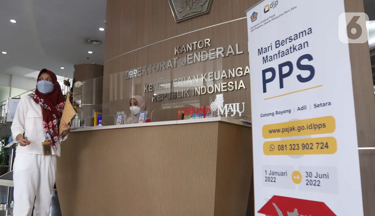 Wajib pajak mencari informasi mengenai Program Pengungkapan Sukarela (PPS) di kantor pelayanan pajak pratama di Jakarta, Senin (7/3/2022). Pemerintah memperoleh PPh senilai Rp2,48 triliun setelah 66 hari pelaksanaan Program Pengungkapan Sukarela (PPS).  (Liputan6.com/Angga Yuniar)