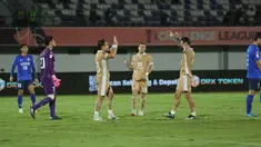 Pemain Dewa United, Egy Maulana Vikri (ketiga kiri) merayakan golnya saat melawan Tainan City FC pada matchday kedua Grup E AFC Challange League 2025-2026 di Stadion Indomilk Arena, Tangerang, Banten, Rabu (29/10/2025) malam WIB. Dewa United sukses menghajar klub asal Taiwan, Tainan City dengan skor telak 4-0. Kesuksesan ini diraih pada matchday kedua Grup E AFC Challenge League yang berlangsung di Stadion Indomilk Arena, Rabu (29/10/2025). (Bola.com/M Iqbal Ichsan)