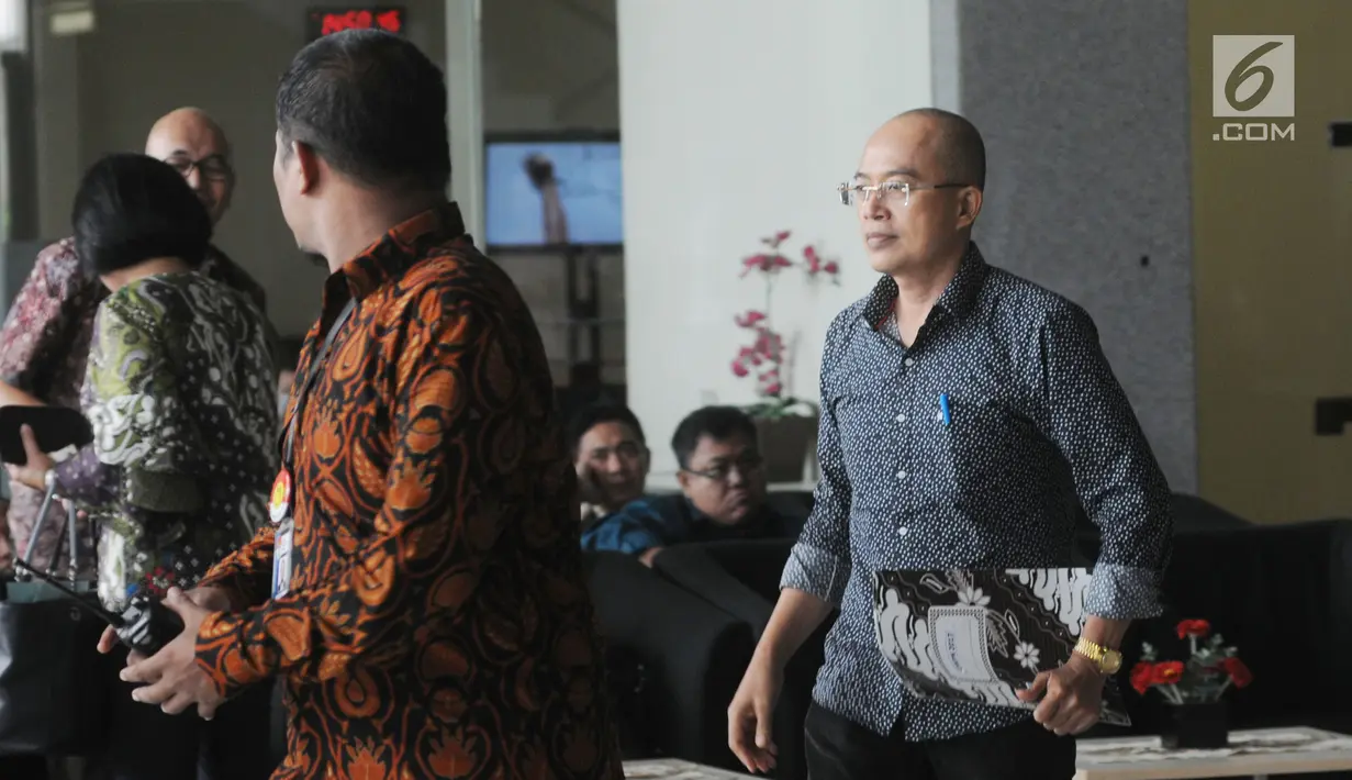 Wakil Bupati Bengkulu Selatan, Gusnan Mulyadi usai diperiksa di gedung KPK, Jakarta, Rabu (30/5). Gusnan diperiksa sebagai saksi terkait kasus suap pengadaan pekerjaan infrastruktur di Pemkab Bengkulu Selatan tahun anggaran 2018. (Merdeka.com/Dwi Narwoko)