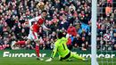 Bintang Arsenal Mesut Oezil (kiri) mengecoh kiper Burnley FC, sayang sepakannya tidak menghasilkan gol pada lanjutan Premier League di Emirates Stadium, London, (22/1/2017). Arsenal menang 2-1. (EPA/Facundo Arrizabalaga)
