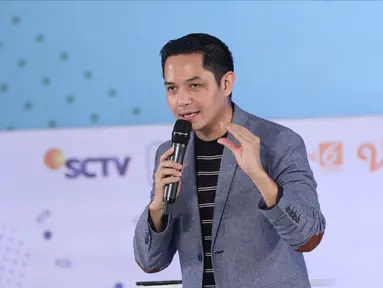 Creativepreneur sekaligus aktor Dude Harlino berbicara dalam Emtek Goes To Campus (EGTC) 2018 di Universitas Gadjah Mada (UGM), Yogyakarta, Rabu (17/10). Dude bercerita perjalanan hidupnya sebelum menjadi aktor. (Liputan6.com/Herman Zakharia)