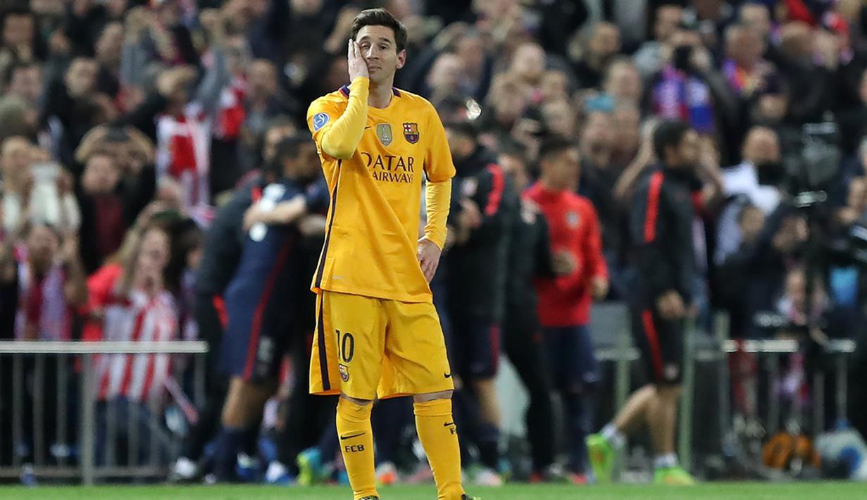 Ekspresi kekecewaan pemain Barcelona, Lionel Messi, setelah kalah dari Atletico Madrid pada leg kedua perempat final Liga Champions di Stadion Vicente Calderon, Madrid, Kamis (14/4/2016) dini hari WIB. (AFP/Cesar Manso)
