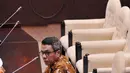 Adhar Hakim saat mengikuti Fit and Proper Test dengan Komisi II DPR untuk menjadi pimpinan Ombudsman RI di Gedung DPR RI, Jakarta, Selasa (26/1/2016). Adhar merupakan kepala perwakilan Ombudsman di NTB. (Liputan6.com/Johan Tallo)