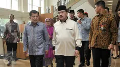 Wapres Jusuf Kalla disambut Antasari Azhar, Tangerang Selatan, Sabtu (26/11). Jusuf Kalla hadiri acara syukuran yang digelar mantan Ketua KPK, Antasari Azhar pascabebas dari penjara di Hotel Grand Zuri BSD, Kota Tangsel. (Liputan6.com/Yoppy Renato)