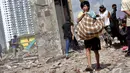 Penggusuran ratusan rumah tersebut dilakukan dalam rangka normalisasi Waduk Pluit, Jakarta Utara, Minggu (11/1/2015). (Liputan6.com/Faizal Fanani)