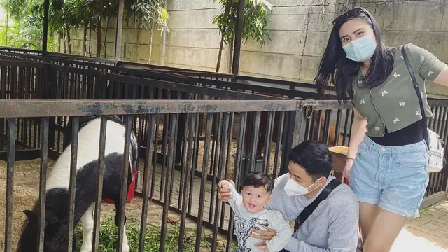 7 Potret Adly Fairuz dan Angbeen Rishi dengan Buah Hati, Seru Liburan Bareng