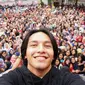 Selfie Jefri Nichol bersama ratusan pengunjung Surat Cinta untuk Starla The Movie yang memadati Ramayana Depok, Jumat 29 Desember 2017. (Screenplay Films)