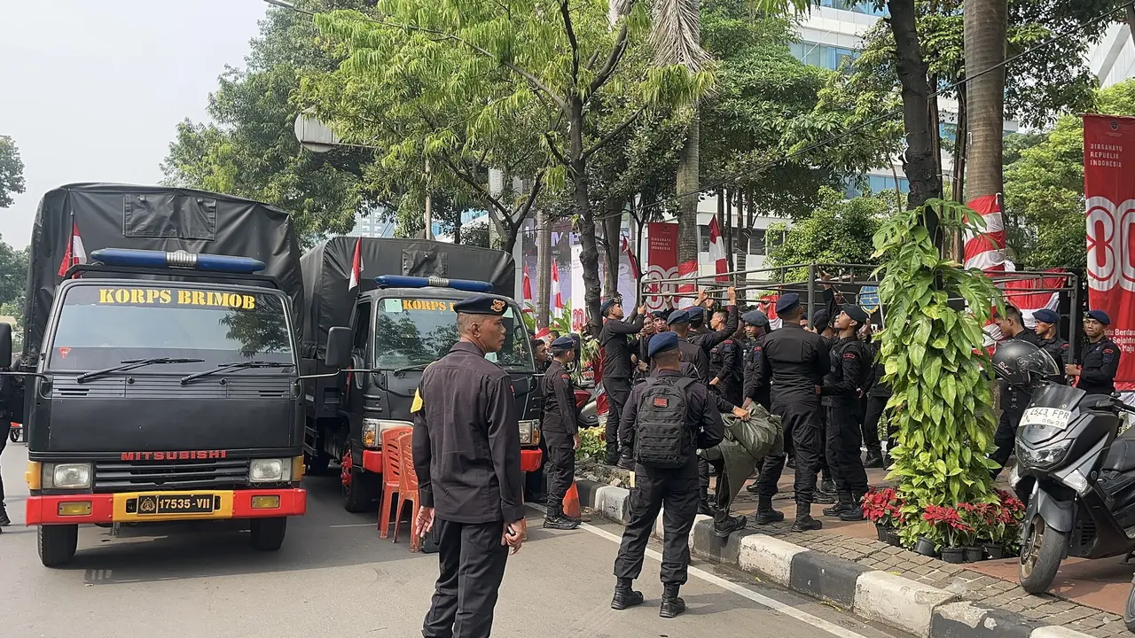 Menjelang aksi unjuk rasa pengemudi ojek online (ojol), aparat kepolisian mulai bersiaga di kawasan Kementerian Perhubungan, Jakarta Pusat, Rabu (17/9/2025) (Istimewa)