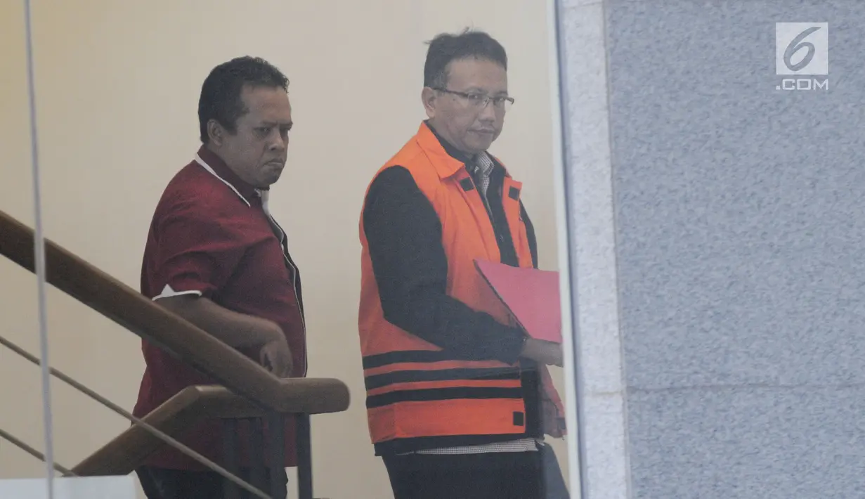 Plt Sekretaris DPPKAD Kabupaten Kudus, Akhmad Sofyan menaiki tangga akan menjalani pemeriksaan di Gedung KPK, Jakarta, Selasa (13/8/2019). Akhmad Sofyan diperiksa sebagai tersangka terkait dugaan kasus suap pengisian jabatan perangkat daerah Pemerintah Kabupaten Kudus tahun 2019. (merdeka.com/Dwi Na