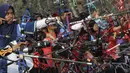 Para pepanah bersiap melepas busur panah saat Kejuaraan Nasional Panahan Prakualifiikasi PON XX /2020 di Lapangan Panahan Senayan, Jakarta, Senin (23/9). Seleksi ini diikuti oleh 516 peserta dan 30 provinsi. (Bola.com/Vitalis Yogi Trisna)