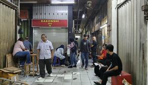 Pedagang pasar pramuka meratapi kios yang disegel. (Liputan6.com/Rio Ferdinand Muhammad Eka Putra)