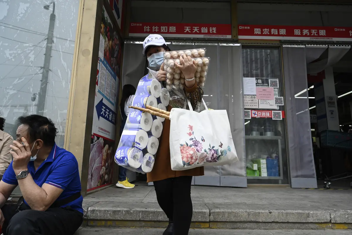 Khawatir Lockdown COVID-19, Warga Beijing Serbu Supermarket