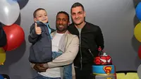 Dua bintang Sunderland, Jermain Defoe dan Vito Mannone bersama Bradley Lowery (telegraph)