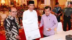 Presiden Joko Widodo didampingi Wakil Presiden Jusuf Kalla, menunjukan bukti setor zakat di Istana Negara, Jakarta, Rabu (14/6). Bukti pembayaran zakat tersebut diserahkan langsung oleh Ketua Baznas Bambang Sudibyo. (Liputan6.com/Angga Yuniar)