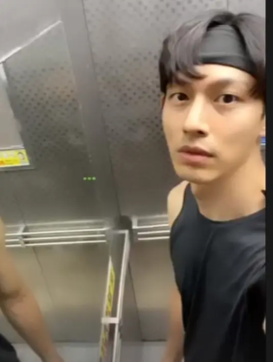 Beredarnya kabar mengenai dugaan perselingkuhan Choi Jung Won dengan istri orang ini pun akhirnya membuatnya angkat suara. Melalui akun Instagram, Jung Won menyebut jika dirinya memang mengenal dan berteman baik dengan wanita yang disangkutkan dengannya. (Liputan6.com/IG/@jungwon__choi)
