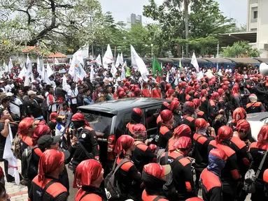 Sejumlah buruh dari beberapa organisasi berunjuk rasa di depan gedung Kementerian Ketenagakerjaan, Jakarta, Rabu (24/10). Mereka keberatan atas surat edaran Kemenaker terkait kenaikan  upah buruh 2019 sebesar 8,03 persen. (Merdeka.com/Iqbal S Nugroho)