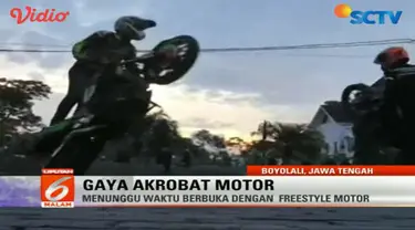 Aksi juara ASEAN Freestyle di atas motornya membuat warga Boyolali betah menunggu waktu berbuka puasa atau ngabuburit.