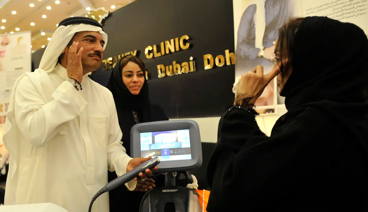 Seorang pria menjelaskan tentang manfaat alat kecantikan kepada pengunjung saat mengunjungi pameran pernikahan di Kota Laut Merah, Jeddah, Arab Saudi (11/4). (AFP PHOTO/Amer HILABI)