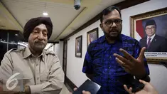 Koordinator Komisi untuk Orang Hilang dan Korban Tindak Kekerasan (Kontras), Haris Azhar (kanan) memberikan keterangan pers usai bertemu Ketua MPR-RI Zulkifli Hasan di Ruang Kerja Ketua MPR, Senayan, Jakarta, Rabu (16/11). (Liputan6.com/Johan Tallo)