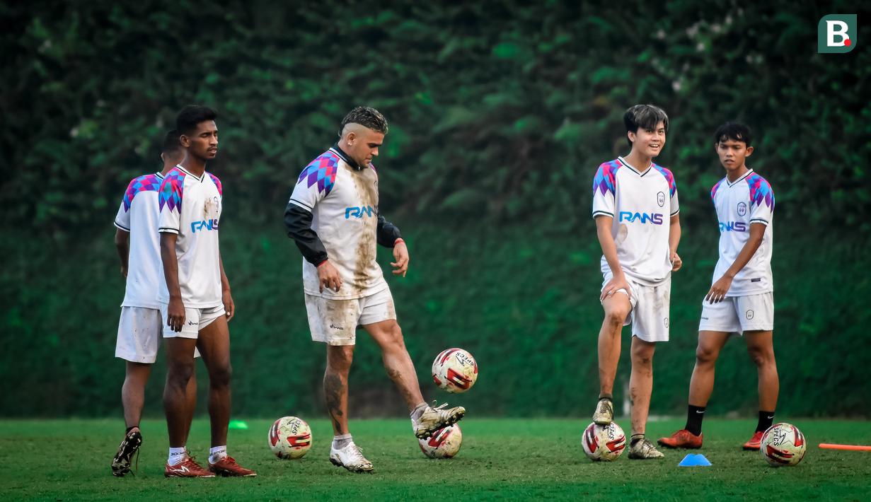 Pemain naturalisasi kelahiran Uruguay ini sempat jadi pujaan Aremania di era 2013-2018 silam. Karena striker kidal ini selalu jadi pencetak gol terbanyak arema setiap musimnya. (Foto: Bola.com/Iwan Setiawan)