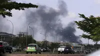Kepulan asap hitam terlihat dari kejauhan pasca ledakan bom yang terjadi di pusat perbelanjaan di Abuja, Nigeria, (25/6/2014). (REUTERS/Afolabi Sotunde)