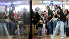 Sejumlah penumpang duduk dalam gerbong kereta cepat Whoosh di Stasiun Kereta Cepat Halim, Jakarta, Minggu (24/12/2023). KCIC mencatat pengguna jasa kereta cepat Whoosh dalam sepekan terakhir meningkat sekitar 20-25 persen. (Liputan6.com/Herman Zakharia)