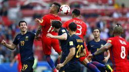 Bek Cile, Paulo Diaz, duel udara dengan pemain Australia pada laga Grup B Piala Konfederasi 2017 di Arena Otkrytiye, Moskow, Minggu (25/6/2017). Cile bermain imbang 1-1 dengan Australia. (EPA/Sergei Ilnitsky)