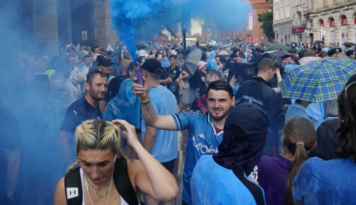 <p>Setelah itu, Manchester City berhasil menyabet FA Cup dan Liga Champions. The Citizens mengalahkan Inter Milan untuk mengangkat trofi 'Si Kuping Besar' pertamanya. (AP Photo/Jon Super)</p>