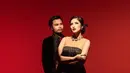 Foto prewedding kedua, Ochi dan Lutfi tampil dengan konsep gaya glamor khas peranakan modern [@riomotret]