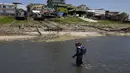 Pihak berwenang di negara bagian Amazonas di barat laut Brasil mengumumkan keadaan darurat pada hari Selasa di 13 kota karena kekeringan yang ekstrem, sementara 16 lainnya berada dalam keadaan siaga. (AP Photo/Edmar Barros)