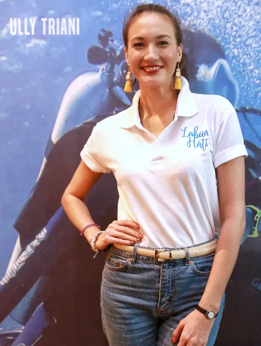 Nadine Chandrawinata bermain di film Labuan Hati berperan sebagai Indi, wanita berkarakter keras. Keuntungan bermain di  film ini, Nadine merasakan keindahan Indonesia yang berhasil memanjakan mata. (Adrian Putra/Bintang.com)