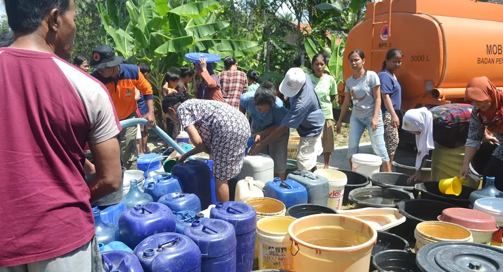 Warga Patimuan, Cilacap mengantre bantuan air bersih pada kemarau panjang 2015 lalu. (Liputan6.com Muhamad Ridlo)