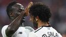 Striker Liverpool, Sadio Mane, merayakan gol yang dicetak Mohamed Salah ke gawang Bayern Munchen pada laga Audi Cup di Stadion Allianz Arena, Munchen, Selasa (1/8/2017). Munchen kalah 0-3 dari Liverpool. (AFP/Christof Stache)