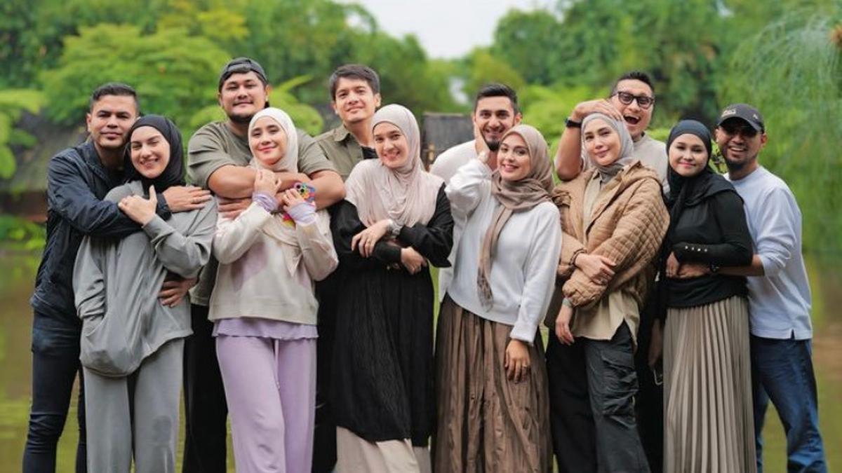 6 OOTD Berkerudung Lima Sekawan Irish Bella hingga Dhini Aminarti saat Liburan ke Alam Bersama Para Suami
