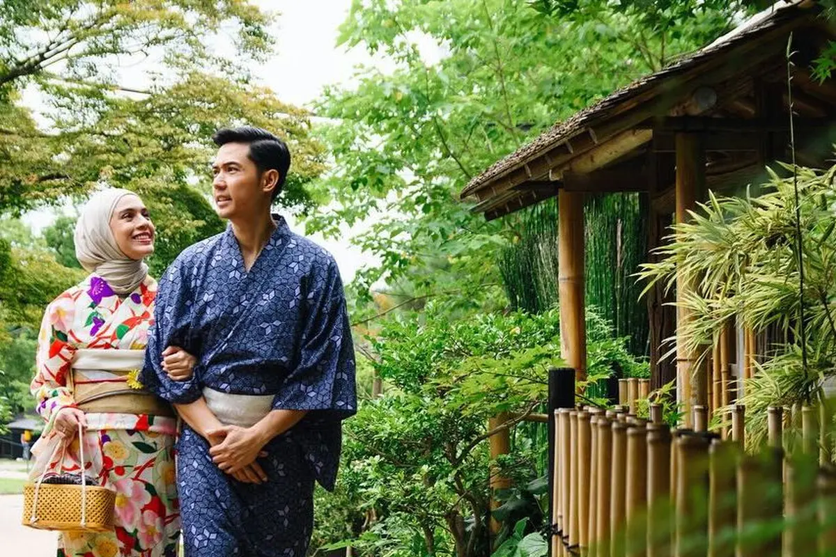 7 Pemotretan Keluarga Nycta Gina Pakai Kimono, Anak Sulungnya Bak Warga Lokal