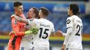 Kiper Leeds United, Illan Meslier, melakukan selebrasi bersama rekannya saat melawan Burnley pada laga Liga Inggris di Stadion Elland Road, Minggu (27/12/2020). Leeds United menang dengan skor 1-0. (Nigel French/Pool via AP)