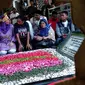 Sebanyak 20 mahasiswa Papua di Jombang, Jawa Timur, berziarah ke Makam Gus Dur di kompleks Pesantren Tebuireng. (Liputan6.com/ Dian Kurniawan)