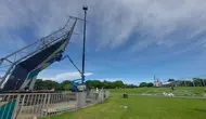Perkembangan pembangunan papan lintasan IFSC Climbing World Cup 2025 di Peninsula Island Nusa Dua pada Senin (21/4/2025). (Bola.com/Alit Binawan)