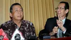 Wakil Ketua KPK Zulkarnain (kanan) dan Anggota V BPK Moermahadi Soerja Djanegara di Gedung KPK, Jakarta, Senin (7/12). BPK telah menyerahkan hasil audit investigasi terkait pembelian lahan RS Sumber Waras yang melibatkan Ahok. (Liputan6.com/Helmi Afandi)
