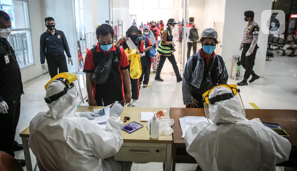 Sejumlah TKI Ilegal yang dipulangkan dari Malaysia mengantre untuk menjalani pemeriksaan kesehatan setibanya di Pelabuhan Tanjung Priok, Jakarta, Jumat (12/6/2020). Sebanyak 436 TKI Ilegal tersebut nantinya akan dipulangkan ke daerah asalnya di 22 provinsi. (Liputan6.com/Faizal Fanani)