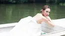Totalitas, Amanda Manopo berfoto di atas perahu mengenakan strapless dress berwarna putih. [Foto: Instagram/winstongomez]