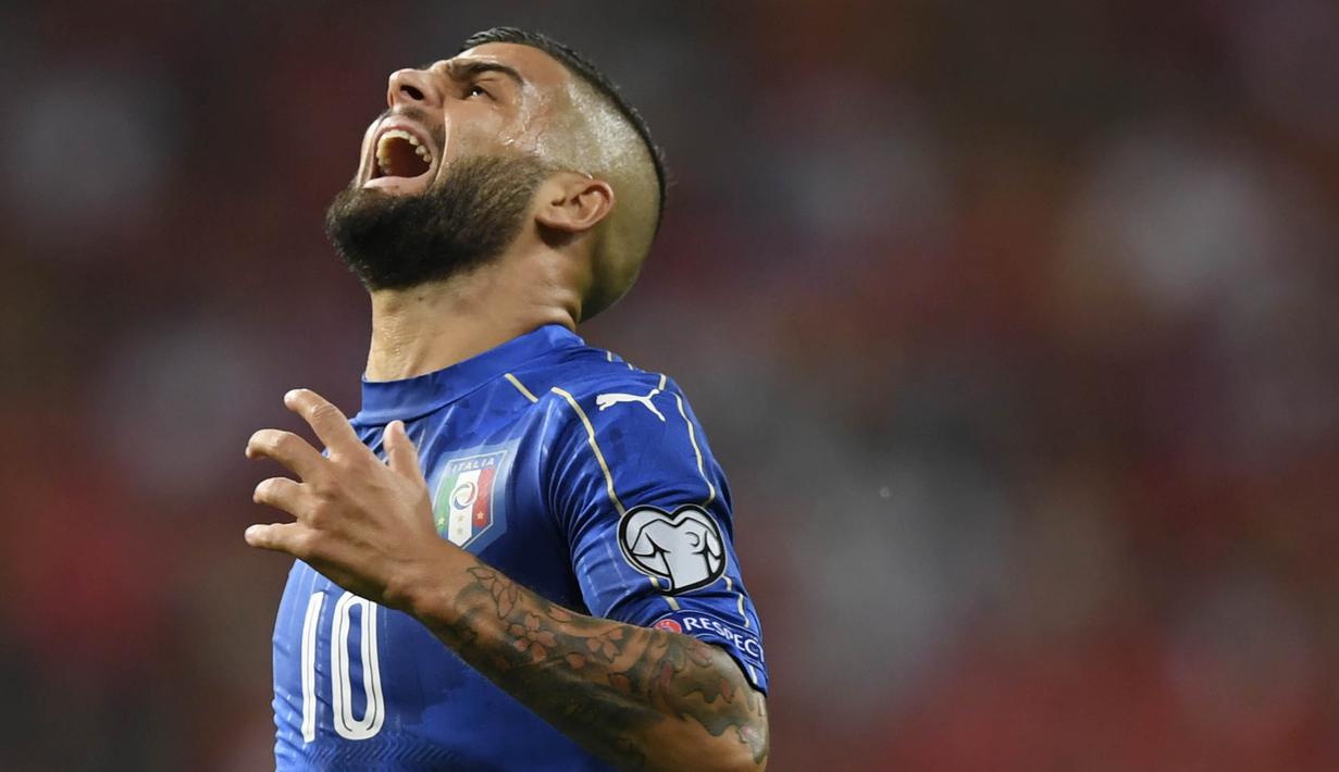 Striker Italia, Lorenzo Insigne, tampak kecewa usai takluk dari Spanyol pada laga kualifikasi piala dunia 2018 di Stadion Santiago Bernabeu, Madrid, Sabtu (2/9/2017). Spanyol menang 3-0 atas Italia. (AFP/Gabriel Bouys)