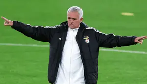 Lawatan ke Stamford Bridge akan terasa emosional bagi Mourinho. Kendati demikian, The Special One tak datang ke London untuk reuni. Ia ingin meneruskan awalan positifnya bersama Benfica. (Steven Paston/PA via AP)
