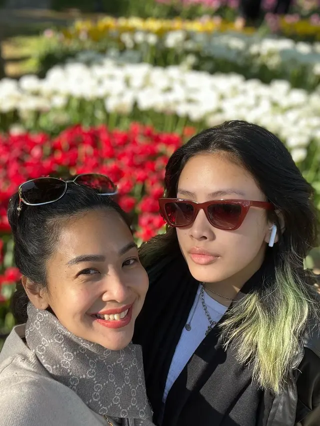 6 Potret Kebersamaan Feni Rose dan Anak Keduanya Liburan di Turki, Kompak Banget